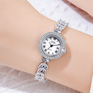 Montre pour femme vintage en or avec petit cadran en nacre serti de diamants, montre à quartz étanche polyvalente - Product Image 3