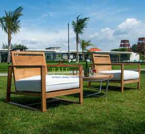 Élégance extérieure avec la chaise Cattalina Bali, fabriquée en teck durable, idéale pour la détente dans le jardin et les repas en plein air. - Product Image 2