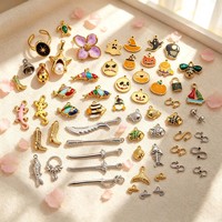 F409 Dijes de estilo de vida chapados en oro PVD, impermeables, con diseños de calabaza, fantasma, botas, serpiente, pez y flor, esmaltados, para joyería DIY
