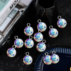 Vente <span class=keywords><strong>en</strong></span> gros d'usine, boules miroir <span class=keywords><strong>en</strong></span> plastique écologiques <span class=keywords><strong>de</strong></span> 3 cm, mosaïque disco, patch coloré pour animaux <span class=keywords><strong>de</strong></span> compagnie, dégradé, pour la décoration <span class=keywords><strong>de</strong></span> fête <span class=keywords><strong>de</strong></span> Noël - Product Image 4