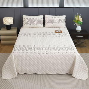 Parure de lit moderne minimaliste brodée en polyester 3 pièces, couvre-lit matelassé pour hôtel et gîte - Product Image 2