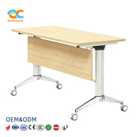 Table de formation pliable à roulettes avec plateau en bois grainé et cadre blanc pour salles de réunion et bureaux de formation