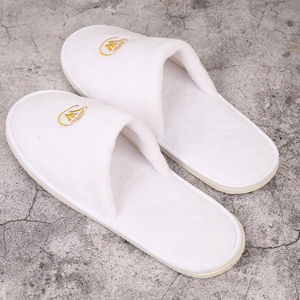 Pantuflas Desechables Portátiles de Alta Calidad, Fabricadas con Tela de Coral Suave, Biodegradables y Ecológicas, con Logotipos Personalizados Bordados - Product Image 3