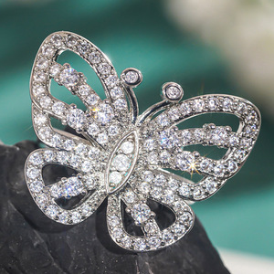 Anello a forma di farfalla scintillante per donna, elegante gioiello da dito alla moda - Product Image 4
