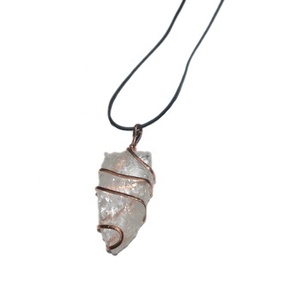 Pendentifs en fil de cuivre avec pendules en cristal de quartz Agate sculptée à la main Gravures de style Feng Shui & Love - Product Image 1