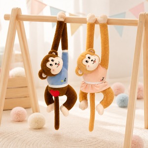 Peluche singe à bras longs à suspendre avec pattes auto-agrippantes, animal en peluche doux pour la décoration moderne des rideaux et cadeau pour chambre douillette - Product Image 1