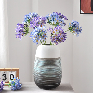 Bouquet de fleurs artificielles Agapanthus Yoshinobu, violet et bleu, en soie, pour la décoration de la maison et des mariages - Product Image 1