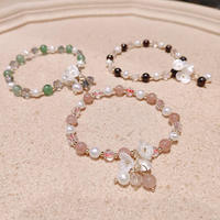 Nouveau bracelet tendance en perles d'eau douce avec breloques exquises en pierre rose, cristal et fleur de coquillage pour femme