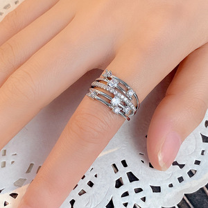 Anello Scintillante con Zirconi Incrociati per Donne, Elegante Gioiello da Dito Geometrico alla Moda - Product Image 2