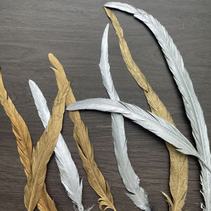 Ricos tamaños de plumas de <span class=keywords><strong>gallo</strong></span> de color metálico dorado y plateado para Festival carnaval Decoración Ropa accesorio fiesta de boda - Product Image 1