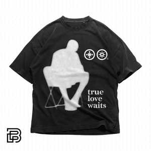 T-shirt Oversize con Stampa 'True Love Waits' in Nero Lavato, Vestibilità Ampia Unisex, Stile Streetwear con Stampa Minimalista Vintage - Product Image 1