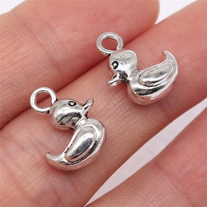 Abalorio de <span class=keywords><strong>Patito</strong></span> Hinchado 15x10mm de Aleación de Zinc Plateado Antiguo, Pájaro 3D para Pulsera de Baby Shower - Product Image 4