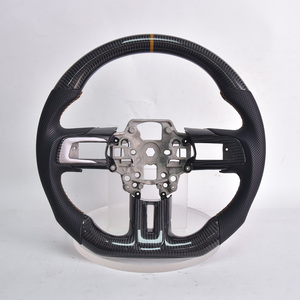 Volant en fibre de carbone en forme de D pour Ford Mustang GT/GT350/GT350R 2018-2021 Poignée en cuir perforé avec garniture - Product Image 2
