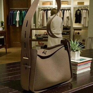 Sac à bandoulière en cuir de créateur de qualité supérieure pour femmes, avec fermeture sécurisée et design tendance, disponible à la vente - Product Image 2