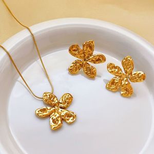 Fashion INS Stainless Steel Jewelry Maple <b>Leaf</b> Pendant Necklace 18K Gold 5 <b>Leaf</b> Flower <b>Light</b> Luxury Necklace Stud Set Wholesale - Product Image 1