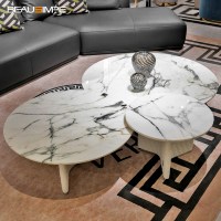 Table d'appoint en travertin minimaliste avec dessus en verre artisanal & base en pierre naturelle, personnalisable pour salon