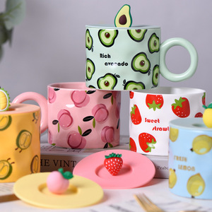 แก้วมักเซรามิกลายผลไม้เด็กผู้หญิงใหม่พร้อมฝาปิด380มล. แก้วกาแฟนมสำหรับเด็กสตรอเบอร์รี่อะโวคาโดลูกพีชส้ม - Product Image 1