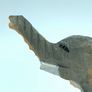 Scultura di elefante in legno intagliato a mano figurina elegante realizzata ad arte - Product Image 1