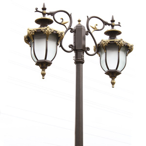 Lampadaire de jardin extérieur à double tête en laiton avec abat-jour en verre, lumière blanc chaud 2700K, IP66, détecteur de mouvement, alimenté par énergie solaire, AC 220V - Product Image 1
