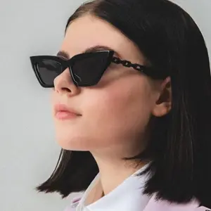 Женские солнцезащитные очки с металлической цепочкой