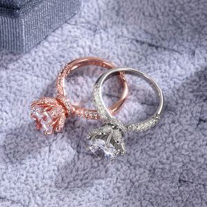 Anello di fidanzamento F653 con diamante taglio Princess coltivato in laboratorio e pietre laterali, stile romantico da donna - Product Image 4