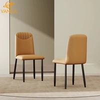 Chaise de salle à manger latérale en cuir PU avec pieds en fer noir, style nordique moderne et simple, pour la maison ou le café