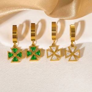 Boucles d'oreilles clous en acier inoxydable plaqué or pour femme, forme étoile classique, mignonnes, tendance et élégantes, par Clover - Product Image 1