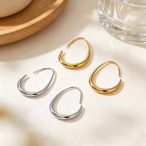 Boucles d'oreilles créoles minimalistes en forme de goutte d'eau, or, argent, acier inoxydable, bijoux tendance, à porter au quotidien, design géométrique - Product Image 1