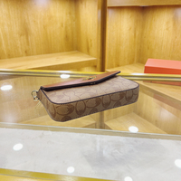 Bolso de mensajero con cadena de estilo retro elegante. Cuadrado pequeño y moderno de PU con patrones geométricos. Adecuado para uso diario.