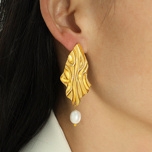 ต่างหูรูปทรงขนนกสีทองประดับมุกโลหะผสมสังกะสีเครื่องประดับแฟชั่น EH164 - Product Image 4