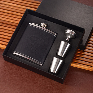 Flacon en cuir gravé pour hommes, cadeaux de mariage, flacon en cuir personnalisé pour garçons d'honneur, cadeaux pour le témoin, flacon en cuir de 7 oz ou 8 oz pour garçons d'honneur - Product Image 2
