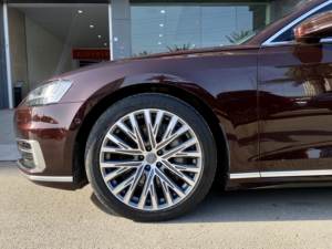 รถยนต์ออดี้ <span class=keywords><strong>A8</strong></span> ปี 2017 รุ่นหรู ขับเคลื่อนสี่ล้อ เทอร์โบ R20 พวงมาลัยซ้าย ภายในสีเข้ม ไฮบริดน้ำหนักเบา ซีดาน เบาะหนัง หลังคาซันรูฟ - Product Image 4