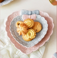 Assiette mignonne en céramique gaufrée avec nœud papillon, assiette à dessert et à biscuits en forme de cœur pour la vaisselle à la maison