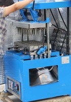 Machine semi-automatique pour la fabrication de cornets de glace, de gaufrettes et de biscuits
