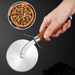 Cortador de Pizza Manual con Hoja de Acero Inoxidable y Mango de Madera, con Logotipo Personalizado, para Regalos en Ferias Comerciales - Product Image 3