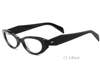Lunettes de soleil œil de chat décontractées et sophistiquées avec un design unique en patchwork et en blocs de couleur, ambiance urbaine et sophistiquée