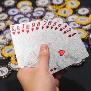 أوراق لعب ذهبية عالية الجودة متعددة الأنماط من مادة PET، بطاقات بوكر أنيقة للتجمعات الحضرية على الأسطح وألعاب الساحات المسائية - Product Image 5