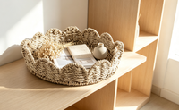 Plateau de service en jonc de mer naturel tressé, panier de rangement décoratif rond fait main avec bord festonné et poignées pour la décoration de table à la maison