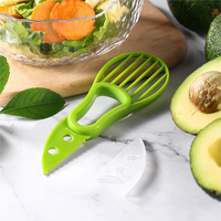 3-in-1 avocado-snijder, -pitter en -lepel van plastic voor het snijden, pletten en scheppen van avocado's, mango's en peren