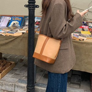 กระเป๋าทรงถังสำหรับผู้หญิง สีขาว สีน้ำตาล หัวเข็มขัดแม่เหล็กแบบนุ่ม ใช้ได้ทุกวัน - Product Image 3