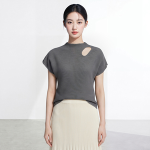Top de Punto de Manga Corta con Cuello Redondo y Detalle de Agujeros para Mujer, Corte Ajustado, Color Sólido, Minimalista, Transpirable, de Poliéster, para Primavera/Verano - Product Image 3