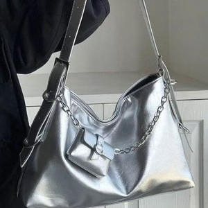Sac fourre-tout en cuir PU de grande capacité avec sangle et boucle décorative épaule et sac à main à la mode pour femmes - Product Image 4
