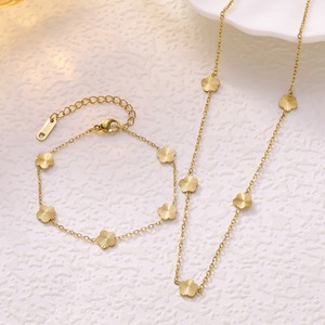 Set Regalo di Lusso alla Moda per Donne, Orecchini e Collana Classici <span class=keywords><strong>XOXO</strong></span> con Piccoli Diamanti, Placcati in Oro 18K, in Acciaio Inossidabile dello Zhejiang - Product Image 1