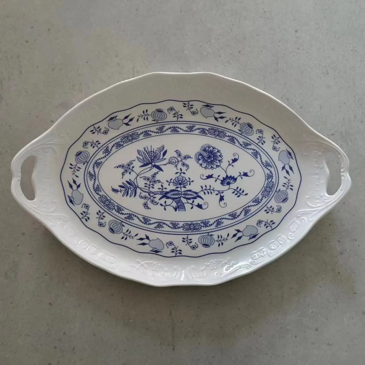 Vassoio ovale floreale da 18.7 ''vassoio da portata in melamina con Design in rilievo per cucina dell'hotel del ristorante con manico piatto in plastica blu bianco