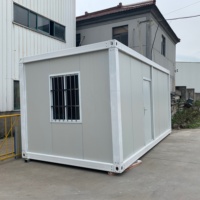 Notre maison modulaire Tiny Home est résistante et personnalisable dans diverses couleurs, y compris blanc et noir.