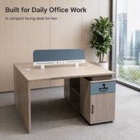 Bureau de travail modulaire compact pour deux personnes avec cloison de séparation bleue et unité de rangement latérale pour petit espace de travail
