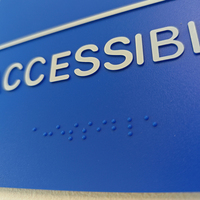 Panneau de signalisation ADA moderne personnalisé pour entreprises - Panneau de signalisation de salle de bain conforme ADA avec braille