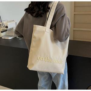 Sac fourre-tout en coton rouge durable et résistant Sac portable 20 pouces avec logo brodé en 3D - Product Image 3