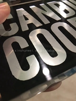 Signalétique Acrylique Personnalisée avec Logo Imprimé UV, Épaisseur 20mm, Surface Métallique Brillante/Brossée, Affichage Élégant pour Marque, Idéal Commerce de Détail et Bureaux