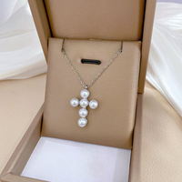 Collier en forme de croix en acier inoxydable Ins Fashion pour femmes Pendentif en perles d'eau douce plaqué or Chaîne à maillons pour anniversaire